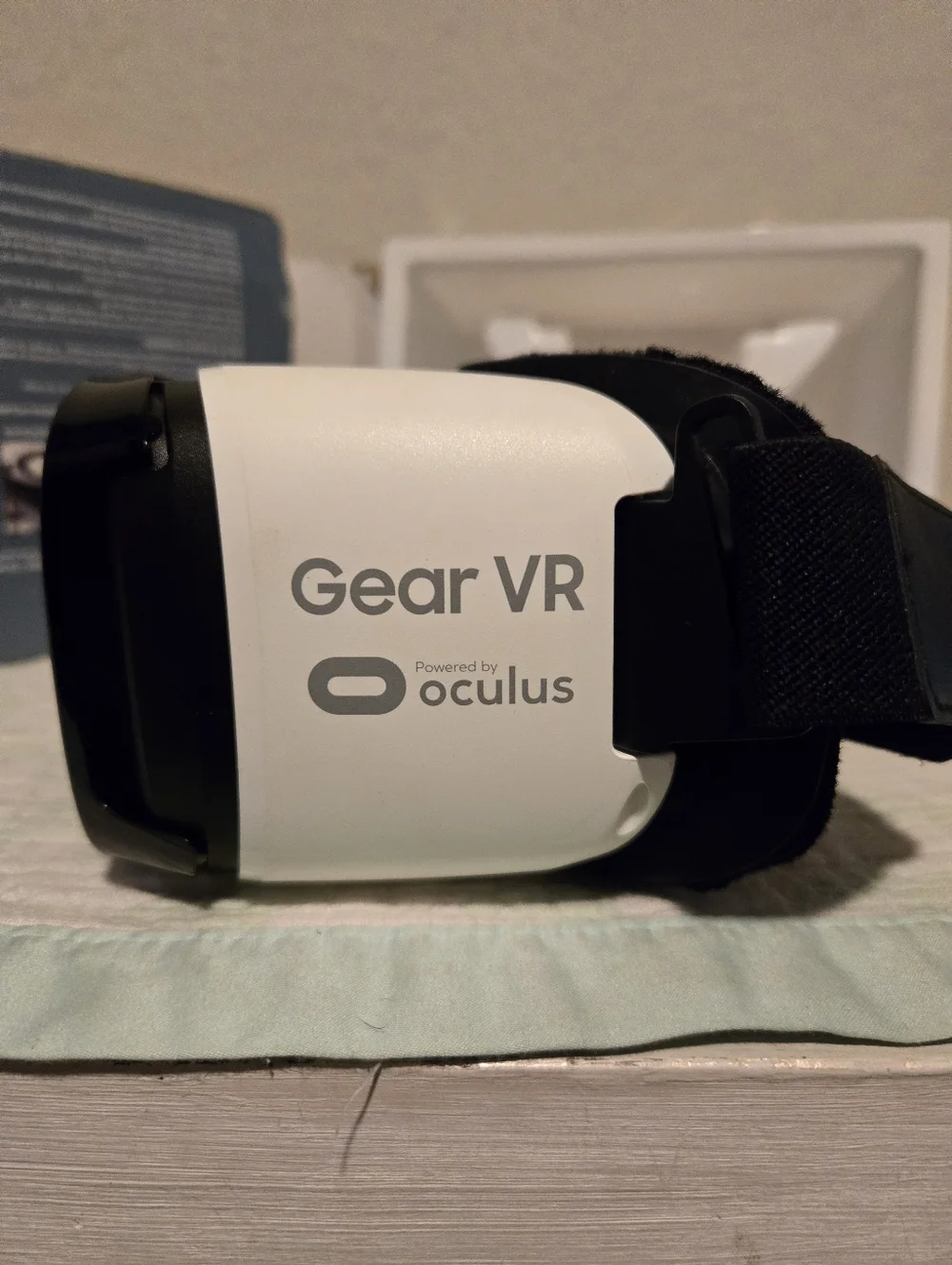 Samsung Gear VR Headset - White and Black Front